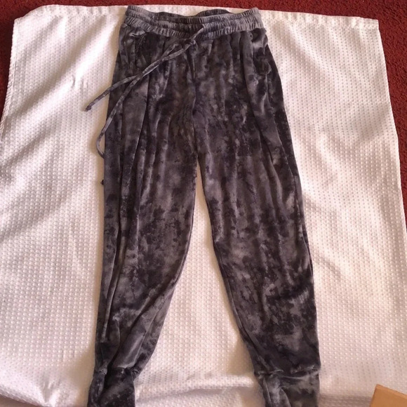 NWOT Printed Velour in classic Jogger - Picture 6 of 12